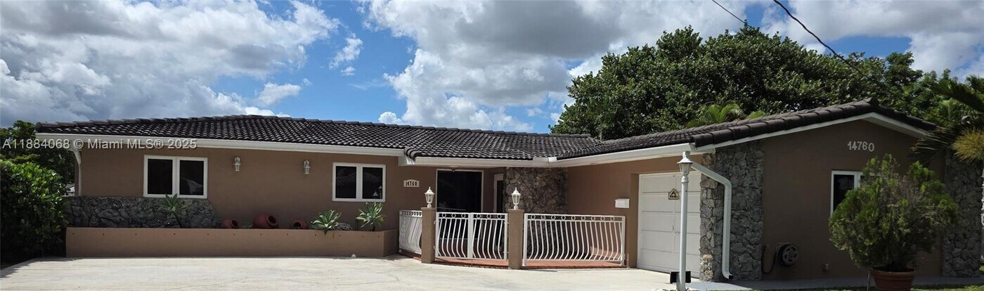 14760 Lewis Rd in Miami Lakes, FL - Foto de edificio