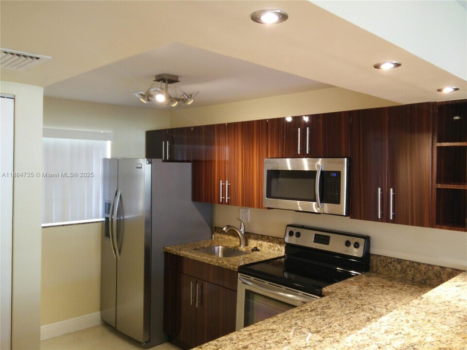 3285 Foxcroft Rd in Miramar, FL - Building Photo