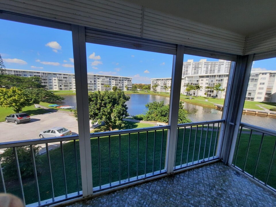 2905 Point E Dr in Aventura, FL - Building Photo