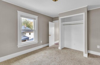 1227 Homewild Ave, Unit Upper in Jackson, MI - Foto de edificio - Building Photo
