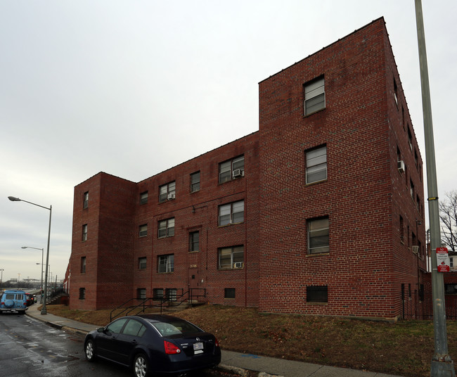 3318 E Capitol St NE in Washington, DC - Foto de edificio - Building Photo