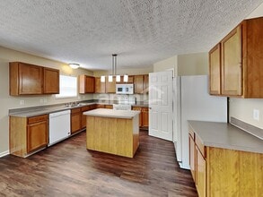 8157 Grant Park Ave in Blacklick, OH - Foto de edificio - Building Photo