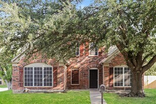 2716 Hemingway Dr in Grand Prairie, TX - Building Photo