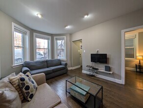 1911 W Addison St, Unit 1 in Chicago, IL - Foto de edificio - Building Photo