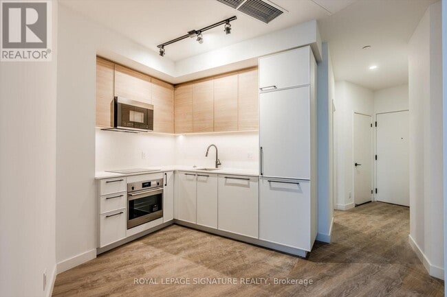 1050 Eastern Ave in Toronto, ON - Building Photo - Building Photo