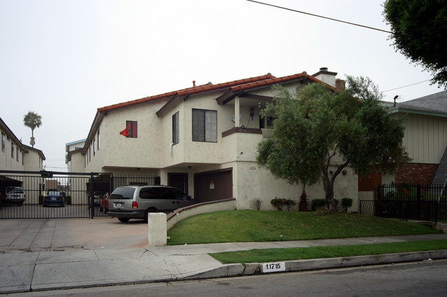 11715 York Ave in Hawthorne, CA - Foto de edificio - Building Photo