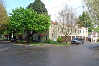 2310 NE 8th Ave in Portland, OR - Building Photo - Building Photo