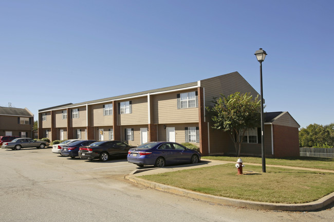 Richmond Apartments in Warner Robins, GA - Building Photo - Building Photo