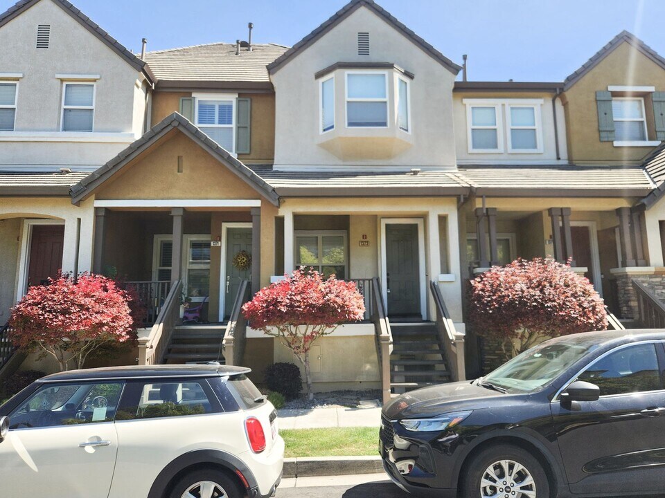1373 Wayne Way in San Mateo, CA - Building Photo