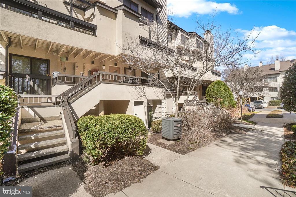 9713 Hellingly Pl in Gaithersburg, MD - Building Photo
