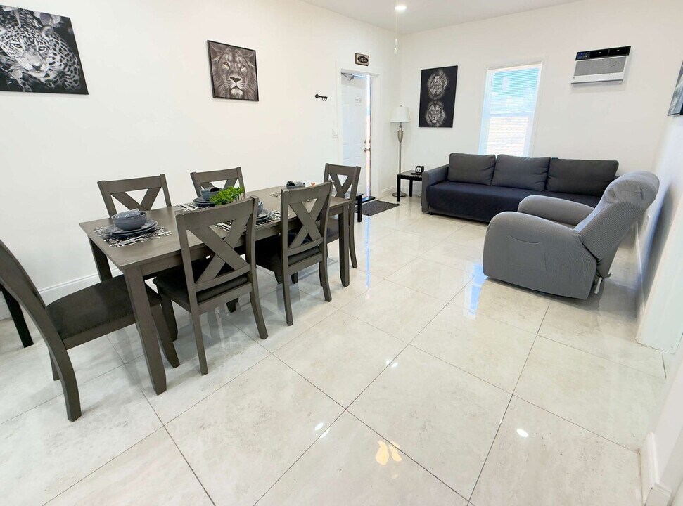 324 Van Buren St in Hollywood, FL - Building Photo