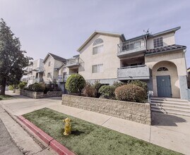 Castle Croatia in Reseda, CA - Foto de edificio - Building Photo