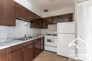 5909 N Kenmore Ave, Unit 211 in Chicago, IL - Building Photo