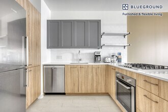 1035 W Van Buren St in Chicago, IL - Building Photo - Building Photo