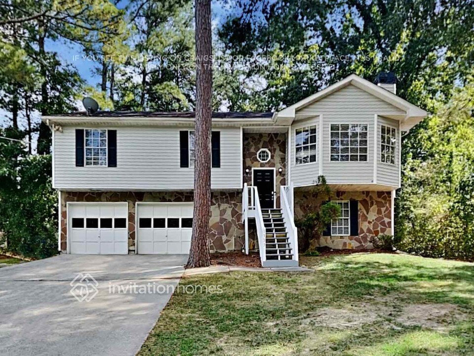 1333 Regal Heights Dr in Lithonia, GA - Building Photo