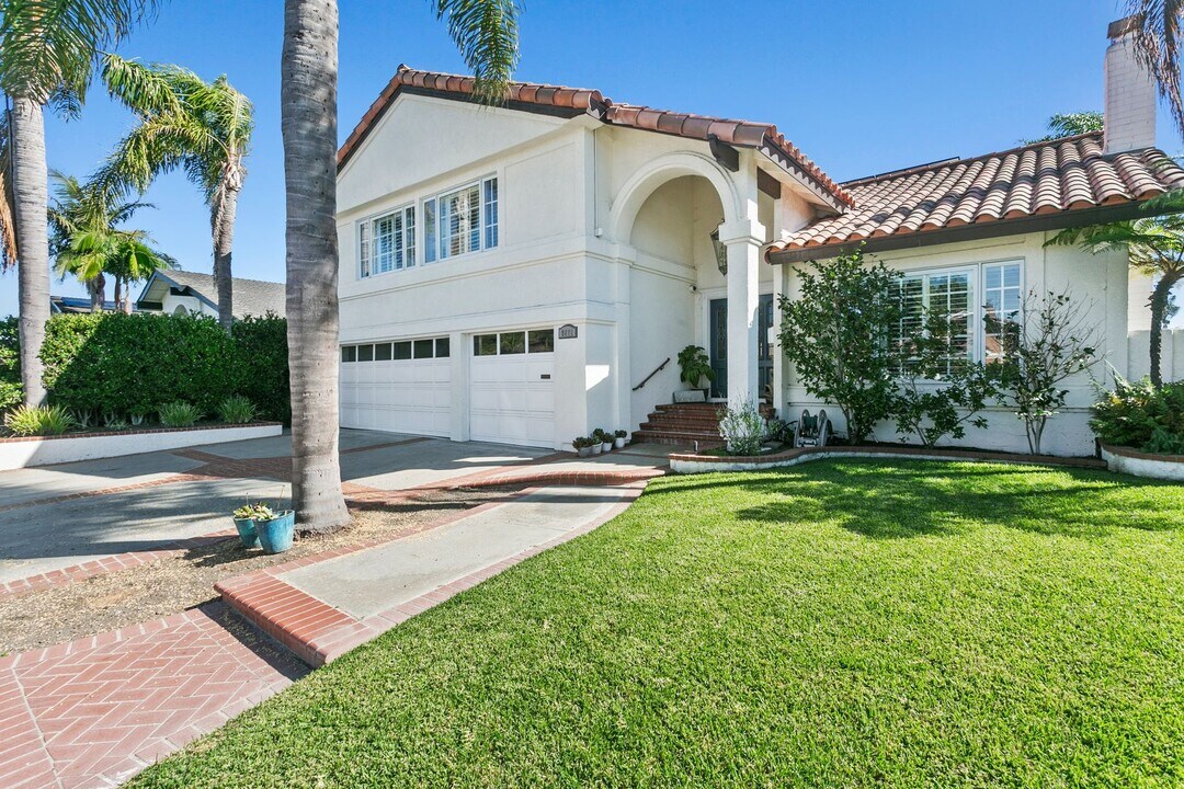 9872 Big Sur Dr in Huntington Beach, CA - Building Photo