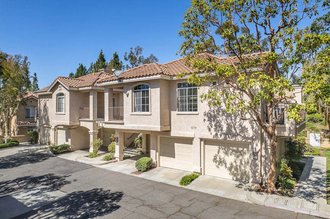 Montevista in Orange, CA - Foto de edificio