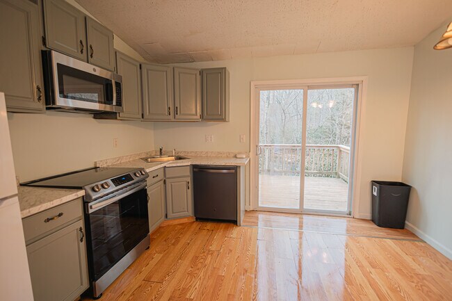 1462 Pocono Ln in Bartonsville, PA - Building Photo - Building Photo