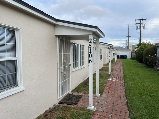 25109 Narbonne Ave in Lomita, CA - Building Photo - Building Photo