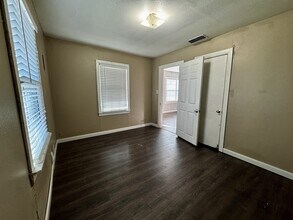 719 Small St in Bowie, TX - Building Photo - Building Photo