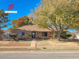 6811 Lyrewood Ln in Oklahoma City, OK - Building Photo