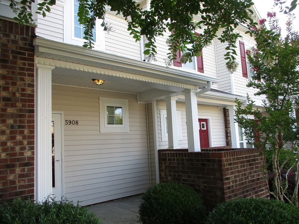 5908 Hollow Wood Ct in Winston-Salem, NC - Building Photo