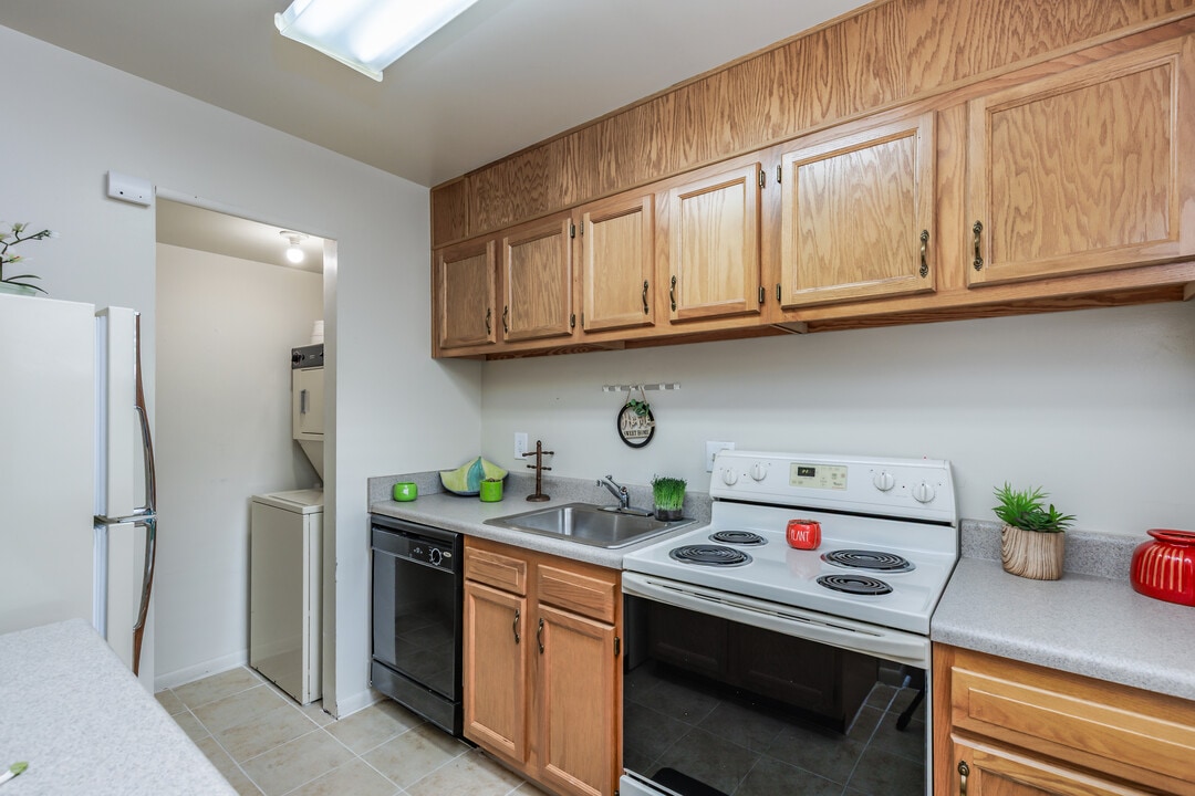 Hidenwood - Hiden Place Apartments in Newport News, VA - Foto de edificio