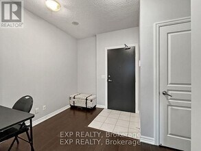 223-2223 Webb Dr in Mississauga, ON - Building Photo - Building Photo