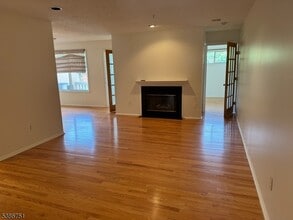 16 Buchanon Ct in West Orange, NJ - Foto de edificio - Building Photo