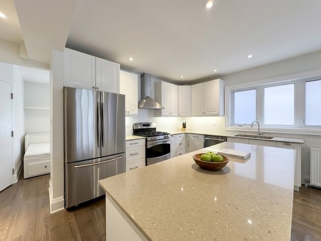 117 Chaplin Crescent in Toronto, ON - Building Photo - Building Photo