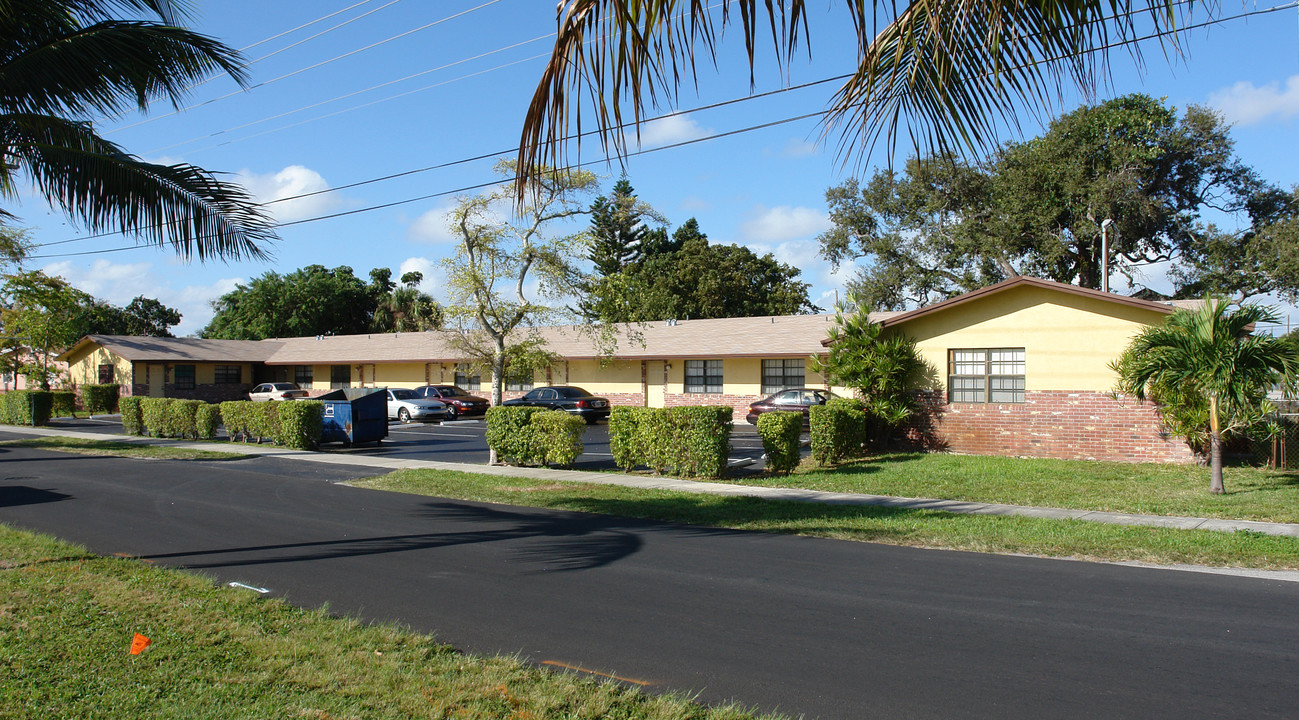 245 NW 4th Ave in Dania Beach, FL - Building Photo