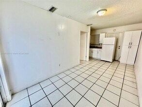 734 E 41st St in Hialeah, FL - Foto de edificio - Building Photo