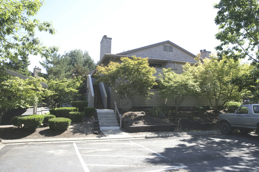 Kingsgate Park Condominiums in Lake Oswego, OR - Building Photo