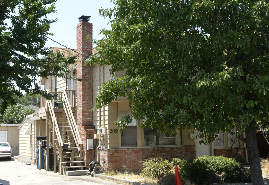 209 W 5th St in Antioch, CA - Foto de edificio