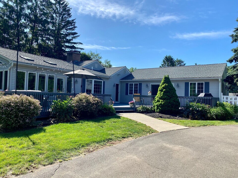 30 Beaver Pond Rd in Madison, CT - Building Photo