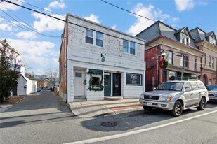 75 South St in Oyster Bay, NY - Building Photo