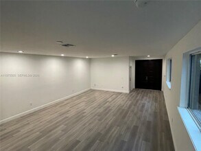 2840 Shipping Ave in Miami, FL - Building Photo - Building Photo