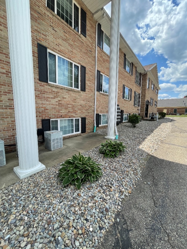 property at 1101 W Maple St