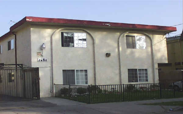 6926 Milwood Ave in Canoga Park, CA - Building Photo