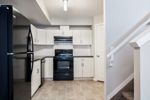 4705-D-4749 49 Ave in Leduc, AB - Building Photo