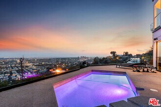 8308 Grand View Dr in Los Angeles, CA - Foto de edificio - Building Photo