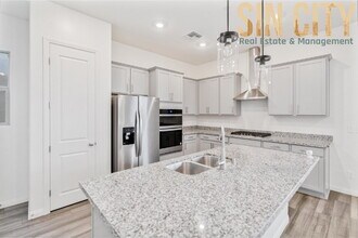 11828 Black Canary Ave in Las Vegas, NV - Foto de edificio - Building Photo