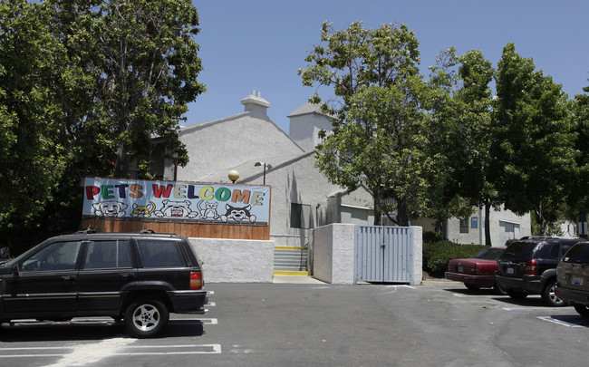 Canterbury Court in Chula Vista, CA - Building Photo - Building Photo