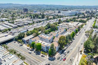 18102 Burbank Blvd in Tarzana, CA - Foto de edificio - Building Photo