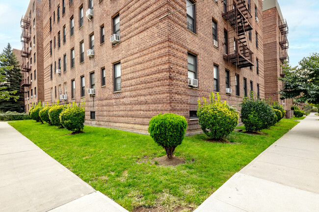 9420 66th Ave in Rego Park, NY - Building Photo - Building Photo