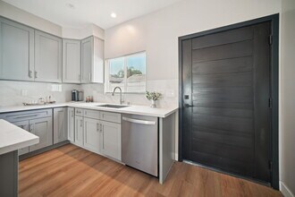 8436 Oakdale Ave in Winnetka, CA - Foto de edificio - Building Photo