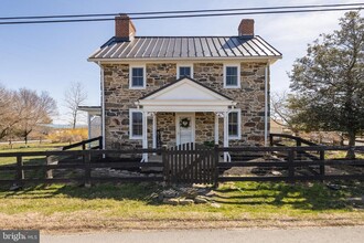 20596 Airmont Rd in Bluemont, VA - Foto de edificio - Building Photo