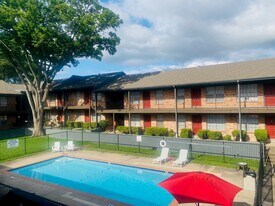 Claridge Apartments in Huntsville, TX - Building Photo