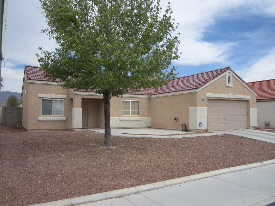 2616 W El Campo Grande Ave in North Las Vegas, NV - Foto de edificio