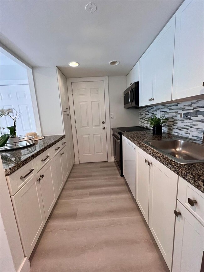 290 Sunrise Dr, Unit 1-H in Key Biscayne, FL - Building Photo - Building Photo